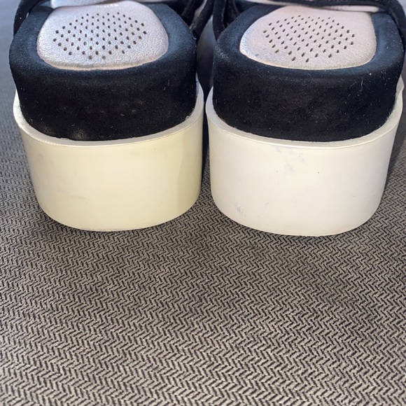 Black platform sandals. Like new! Size 9 - Picture 3 of 9